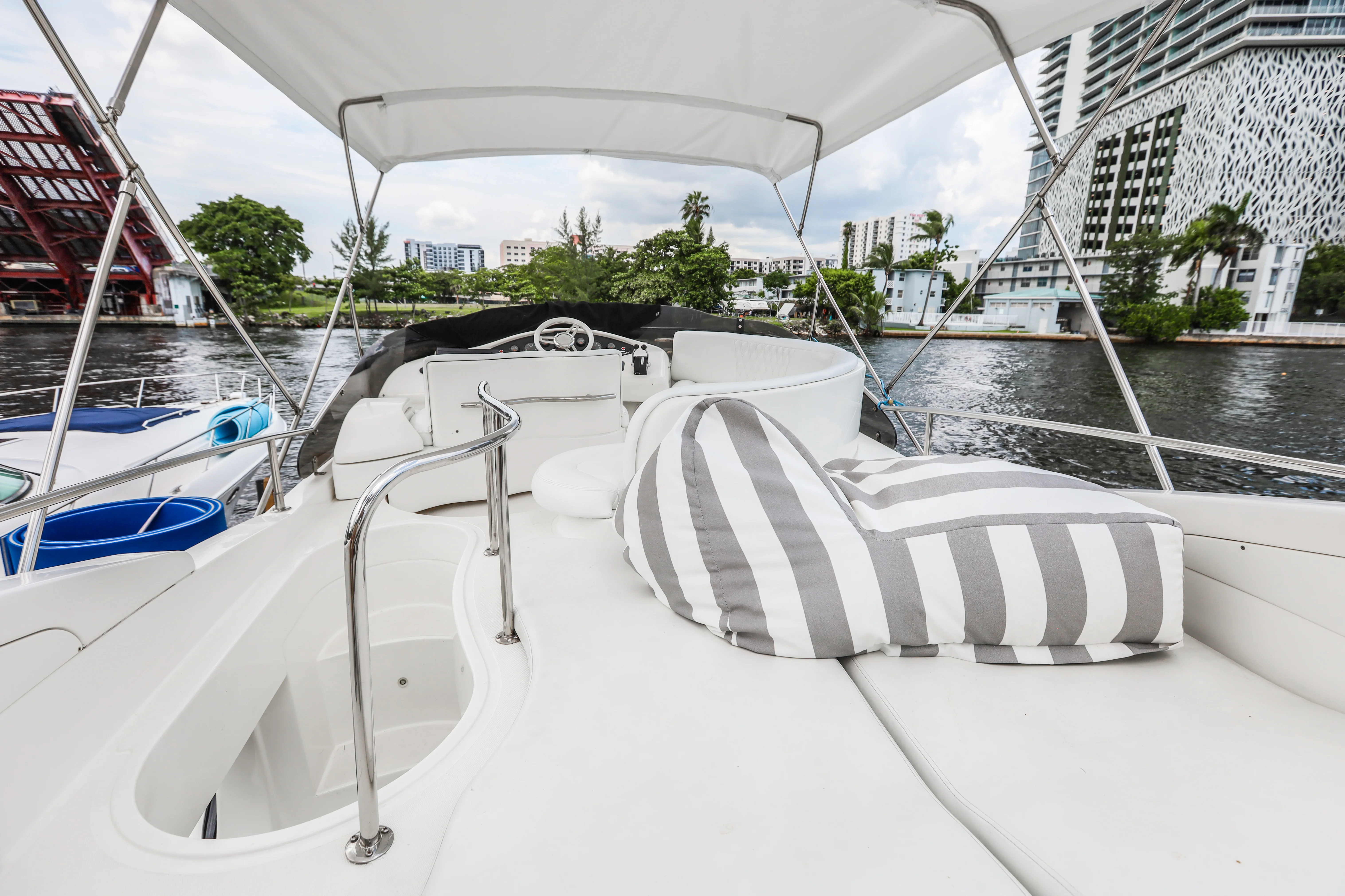 50ft Azimut Flybridge cockpit